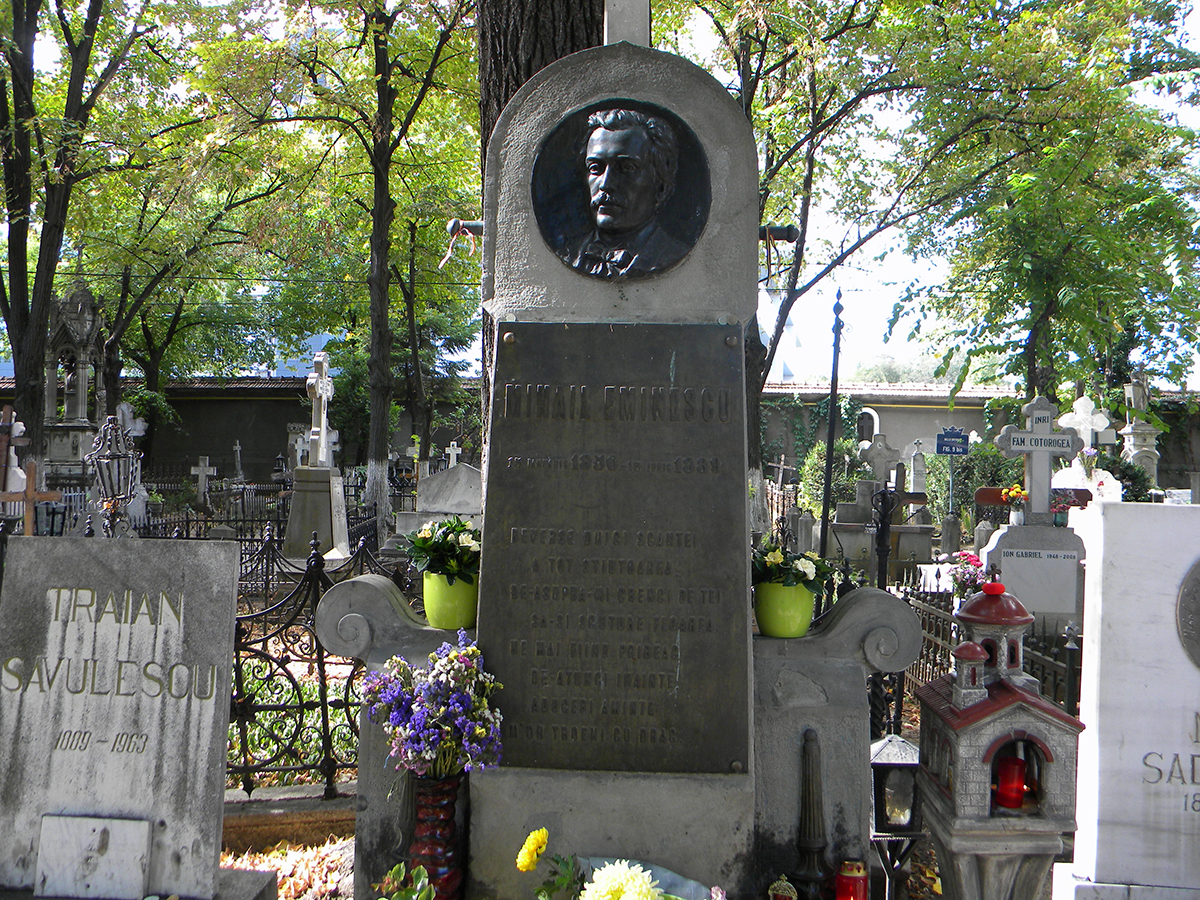 Bucuresti,_Romania,_Cimitirul_Bellu_Ortodox_(Mormantul_lui_mihai_Eminescu)_(detaliu)