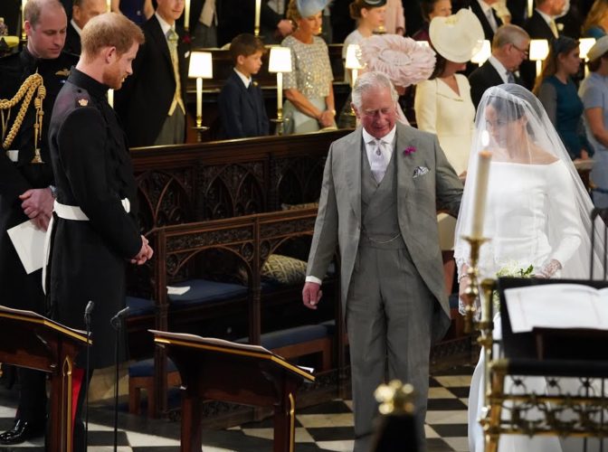 Abia acum s-a aflat: Cum a ajuns Prinţul Charles să o conducă la altar pe Meghan Markle, soţia fiului său