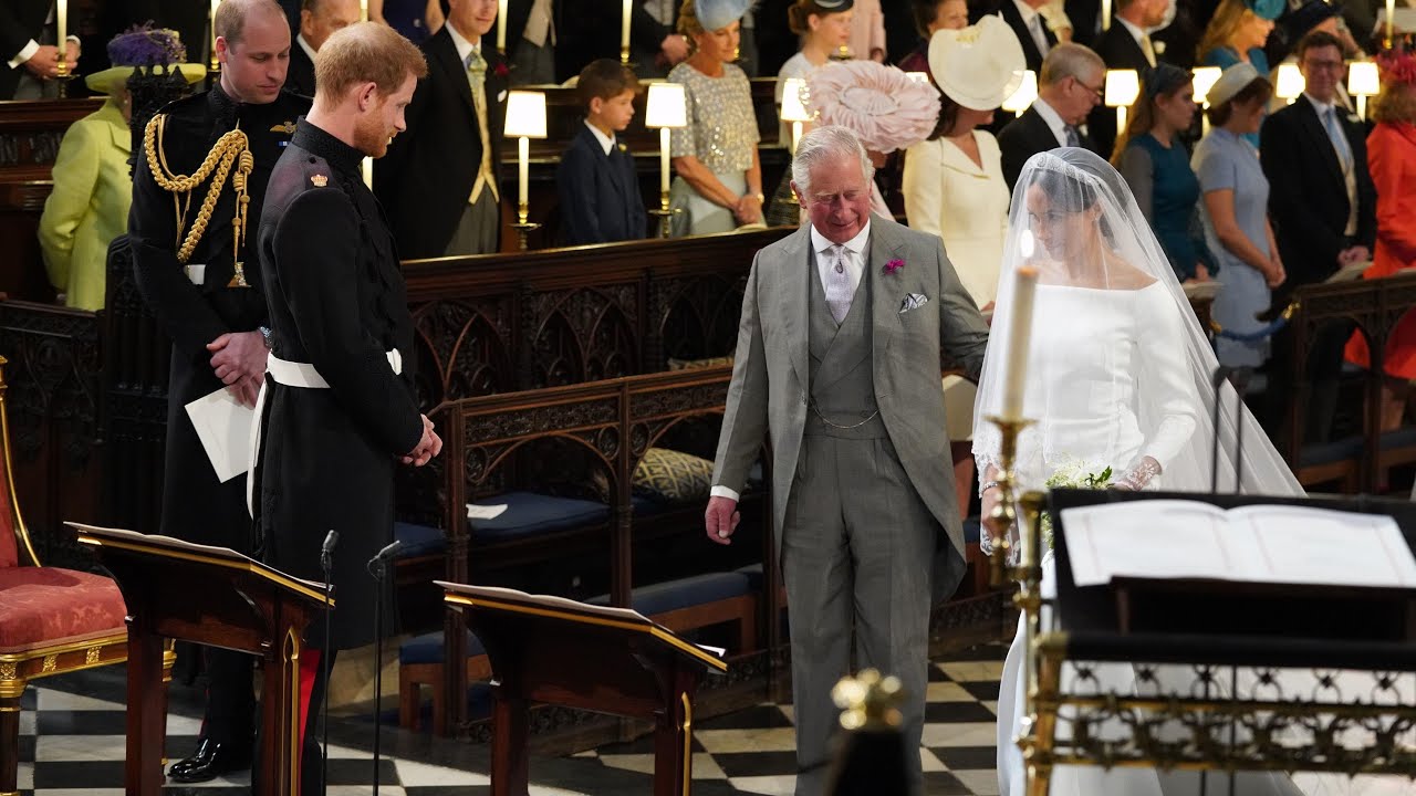 Abia acum s-a aflat: Cum a ajuns Prinţul Charles să o conducă la altar pe Meghan Markle, soţia fiului său