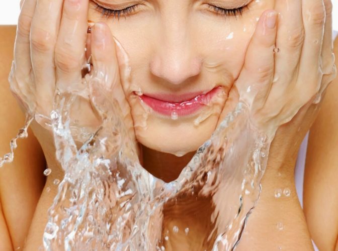De ce NU e bine să te speli pe faţă cu apă de la robinet. Alternative mai sănătoase