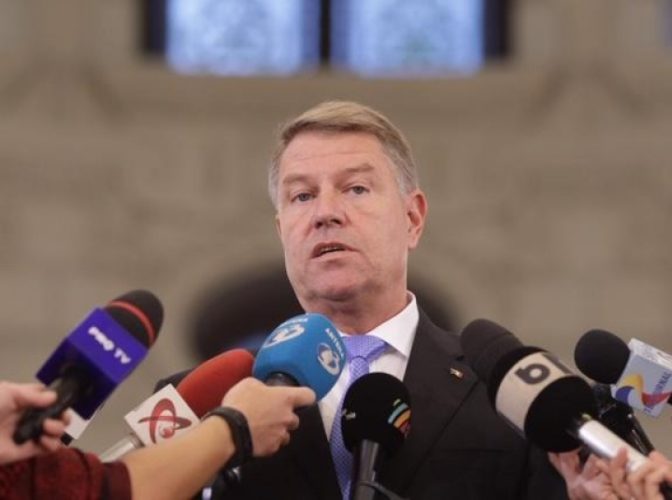 Klaus Iohannis le ia apărarea medicilor rezidenți: 'Obligarea de a rămâne în ţară este o măsură deloc chibzuită'