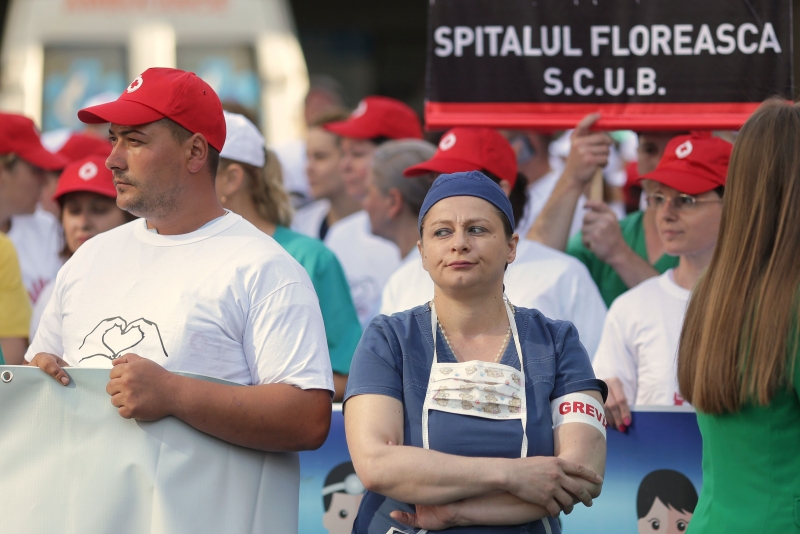 Medicii AMENINȚĂ CU GREVĂ, dacă Guvernul îngheață salariile de bază și sporurile: Decizia se va lua săptămâna viitoare