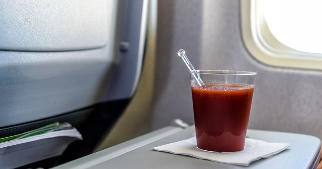 De ce bem suc de roșii DOAR în avion?