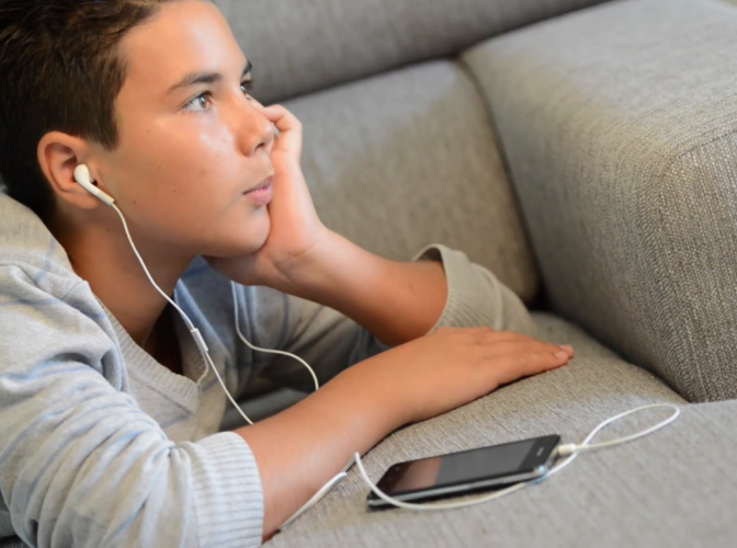 PERICOLUL căștilor audio: Cazul adolescentului care a murit după ce a adormit cu ele în urechi