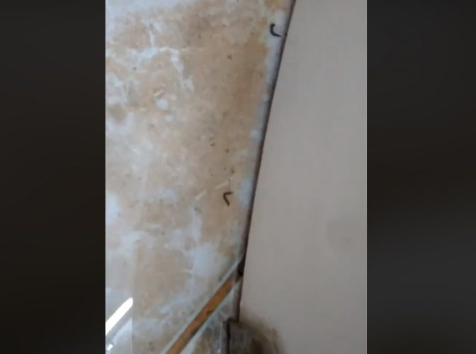 Condiții mizere într-un salon folosit ca rezervă la Spitalul de Copii din Brașov: Pereți mucegăiți și încălzire cu radiator