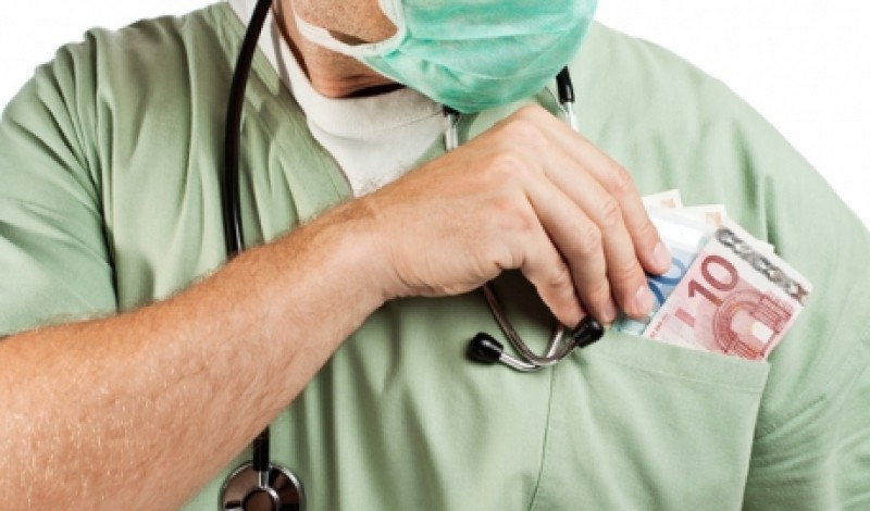 Au salarii de mii de euro lunar, dar continuă să ia ȘPAGĂ: Sorina Pintea recunoaște că aproape toate cadrele medicale cer bani