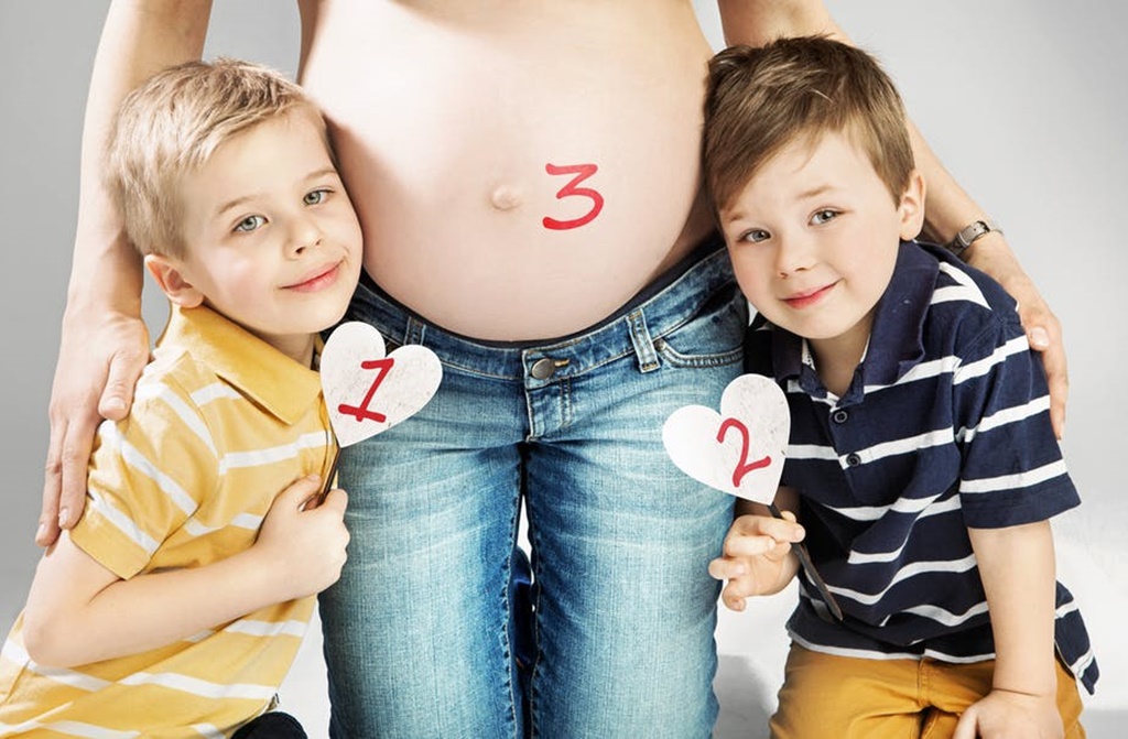Au aprobat pensia pentru mamele casnice, de care pot beneficia şi taţii! Care este valoarea minimă și unde se aplică