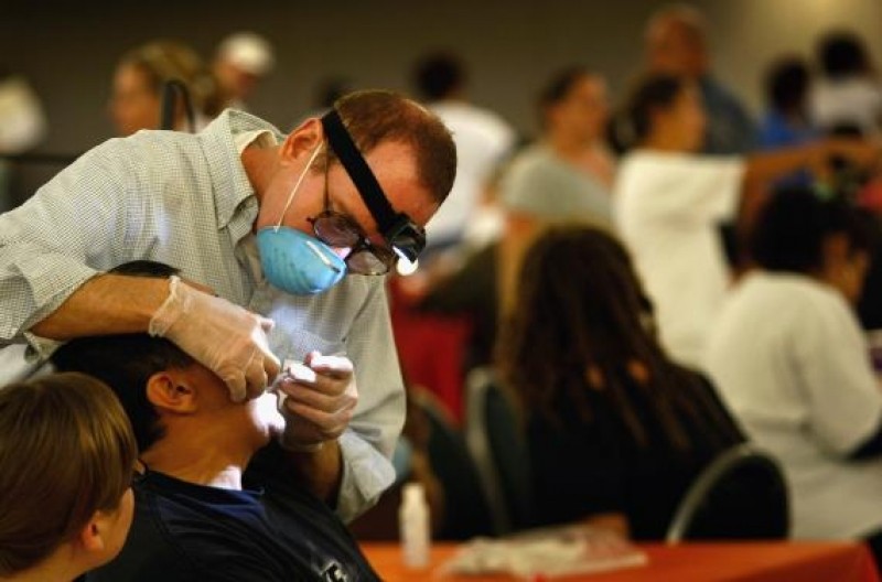 Răsturnare de situație în cazul bărbatului acuzat că practică fără drept stomatologia. El respinge acuzațiile: `Nu sunt zidar, să știți!... Nu practic meseria!`