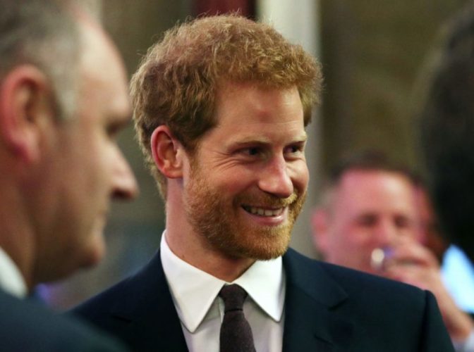 Prinţul Harry a avut parte de o surpriză de Valentine’s Day. NU de la Meghan Markle, ci de la mai mulţi bărbaţi