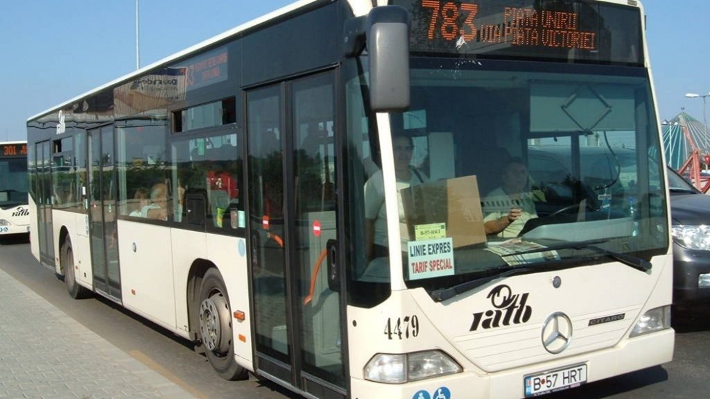 De ce bucureștenii stau lipiți de ușă în RATB? Răspunsul surprinzător al unui jurnalist britanic
