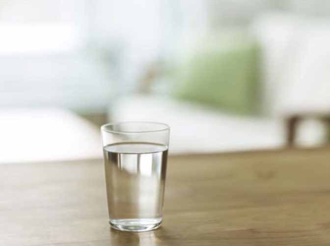 Medicii avertizează: De ce nu e bine să bei apa lăsată în pahar peste noapte