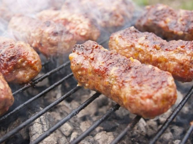 Alertă alimentară - Peste o tonă de carne de mici, infestată cu Salmonela, a a ajuns în magazine