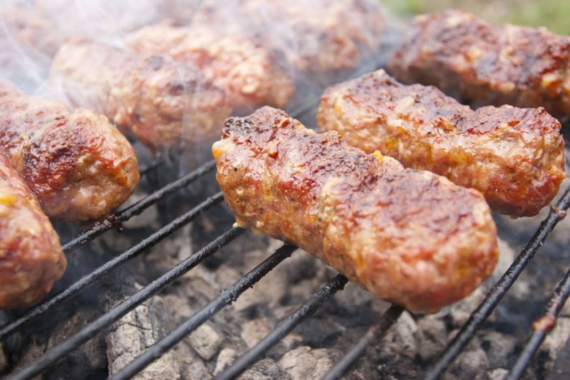Alertă alimentară - Peste o tonă de carne de mici, infestată cu Salmonela, a a ajuns în magazine