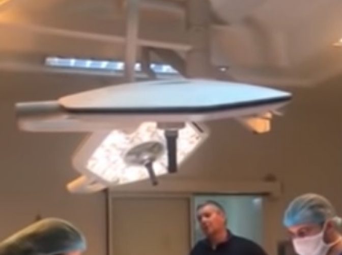 IMAGINI SCANDALOASE în timpul operației, într-un spital important: Un medic a intrat cu hainele de stradă peste alți chirurgi - VIDEO