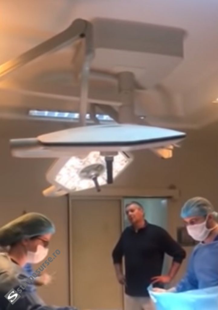 IMAGINI SCANDALOASE în timpul operației, într-un spital important: Un medic a intrat cu hainele de stradă peste alți chirurgi - VIDEO