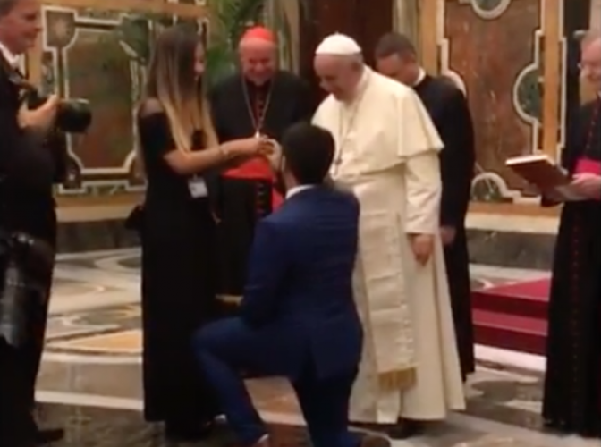 Vaticanul a explicat gestul incredibil al suveranului pontif, care le-a refuzat credincioșilor dreptul de a-i săruta inelul: Explicația este halucinantă