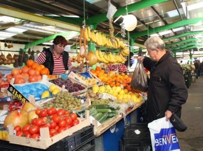 Loturi mari de legume și fructe se descarcă în România; Pe facturi nu se înscrie originea produselor
