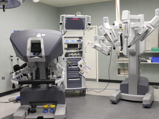 Opt roboți DaVinci care ar putea salva vieți, lasați să ruginească în spitalele din țară: Roboții nu sunt folosiți pe motiv că sunt prea scumpe consumabilele