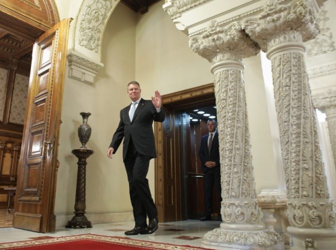 Klaus Iohannis a decorat spitalul în care Sorina Pintea a spus că a găsit 'dezastru, mizerie și debandadă'