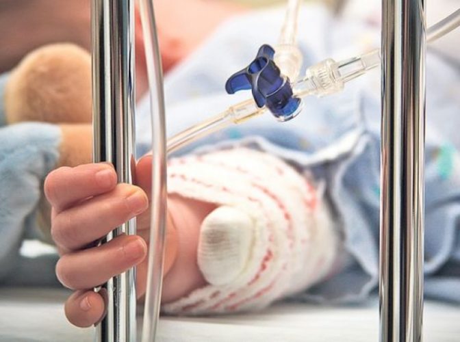 PREMIERĂ MONDIALĂ - Copil adus pe lume într-o intervenție chirurgicală asistată de robot
