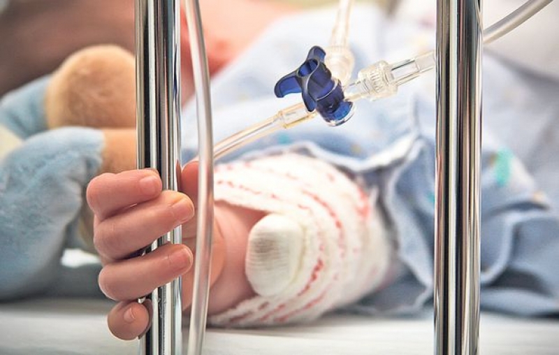 PREMIERĂ MONDIALĂ - Copil adus pe lume într-o intervenție chirurgicală asistată de robot