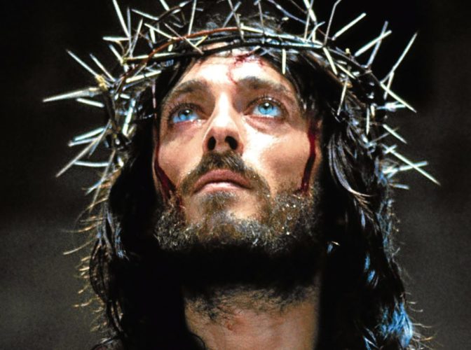 Incredibil ce s-a întâmplat cu actorii care au interpretat rolul lui Iisus! Povestea tulburătoare a lui Robert Powell, artistul din capodopera Iisus din Nazaret