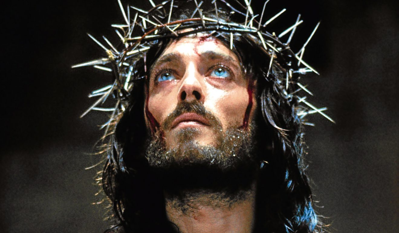 Incredibil ce s-a întâmplat cu actorii care au interpretat rolul lui Iisus! Povestea tulburătoare a lui Robert Powell, artistul din capodopera Iisus din Nazaret