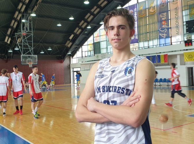 Lecție incredibilă de viață! Un adolescent de 17 ani, surdo-mut, este baschetbalist la CSM București și se întrece cu adversari fără nicio deficiență