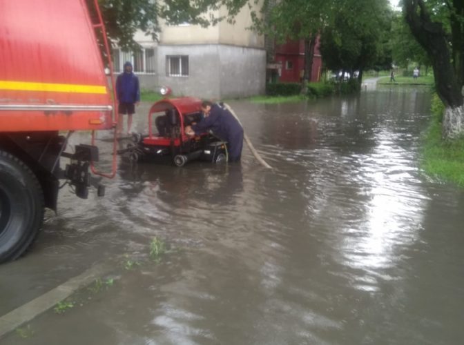 Inundațiile au făcut prăpăd - Ambulanță BLOCATĂ 15 ore în Argeș din cauza viiturilor