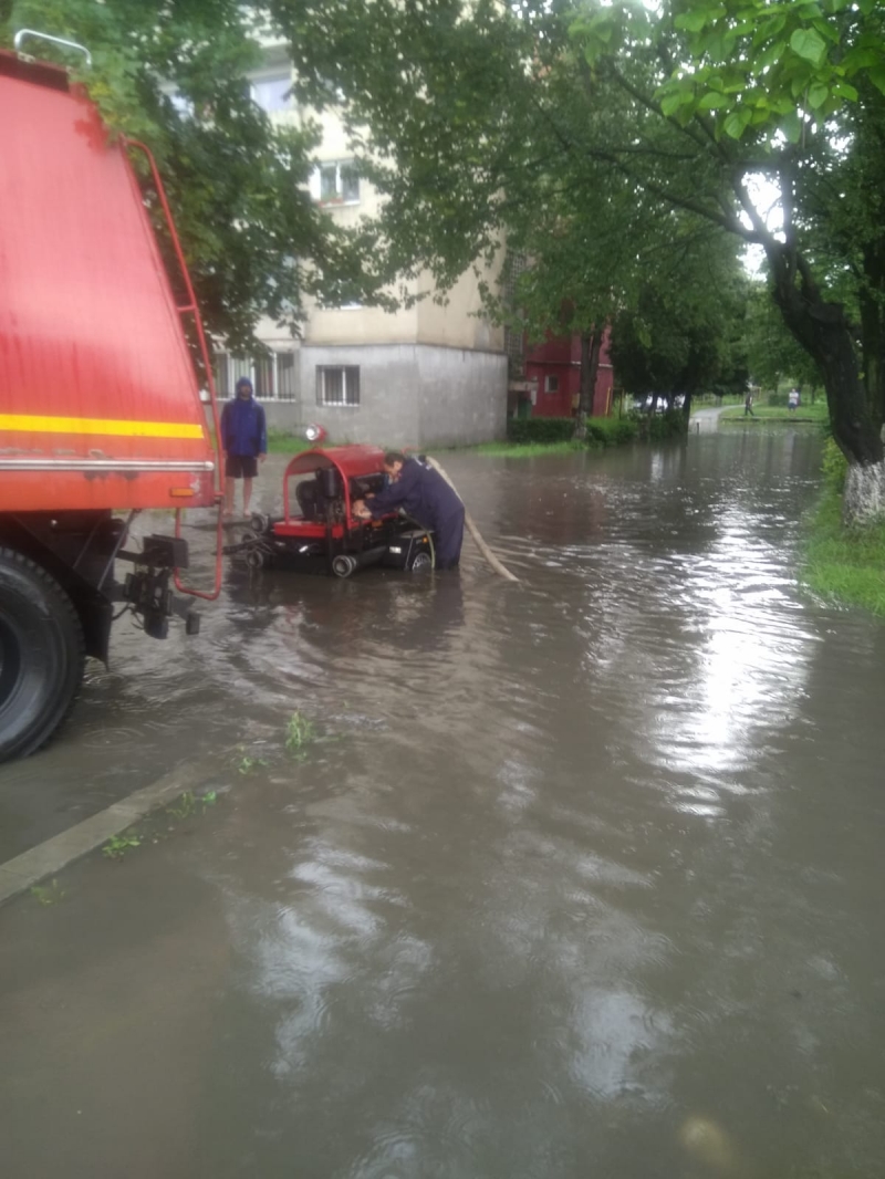 Inundațiile au făcut prăpăd - Ambulanță BLOCATĂ 15 ore în Argeș din cauza viiturilor