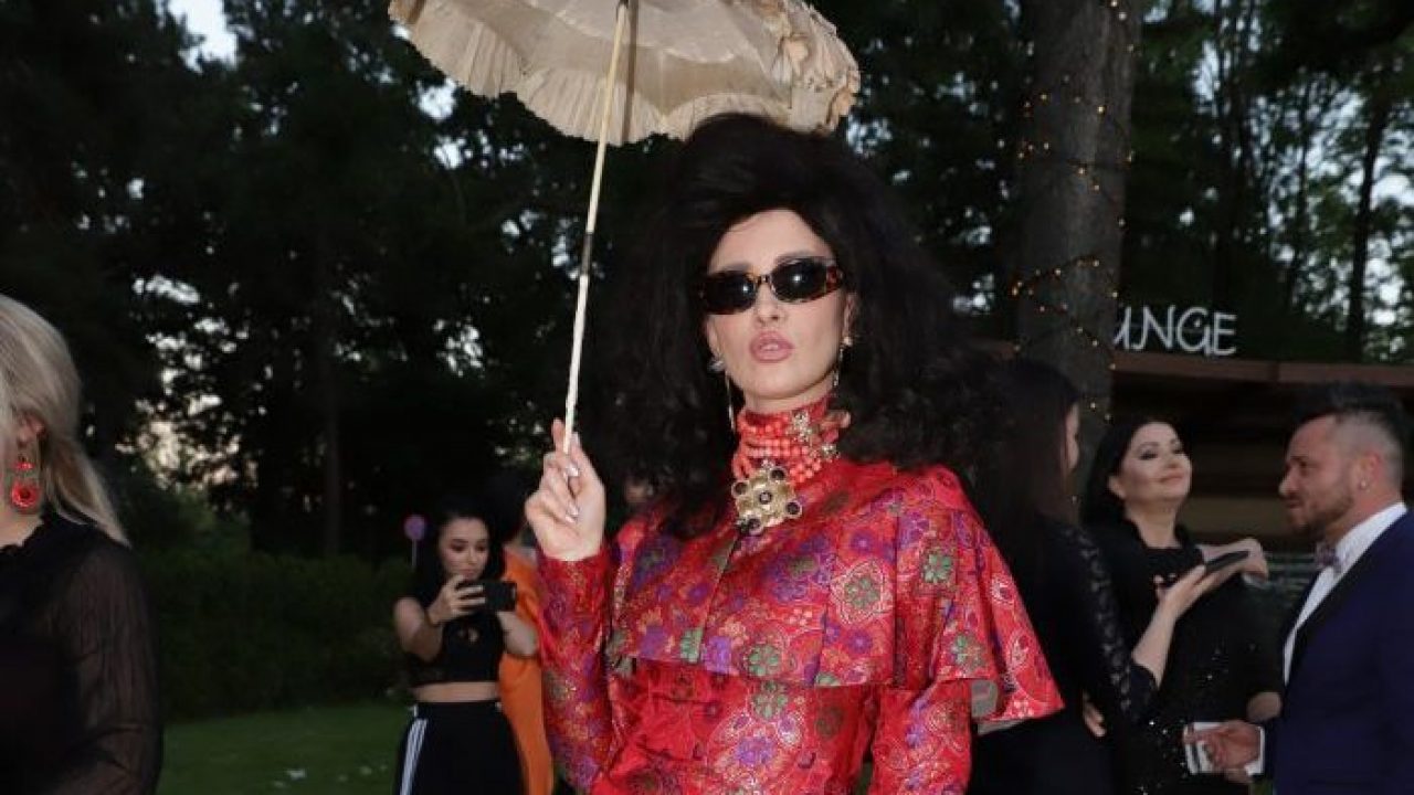 Iuliei Albu nu-i pasă de ameninţările ONG-iştilor care o acuză de rele tratamente aplicate… găinilor! Şi-a mai luat o puicuţă şi a defilat cu ea