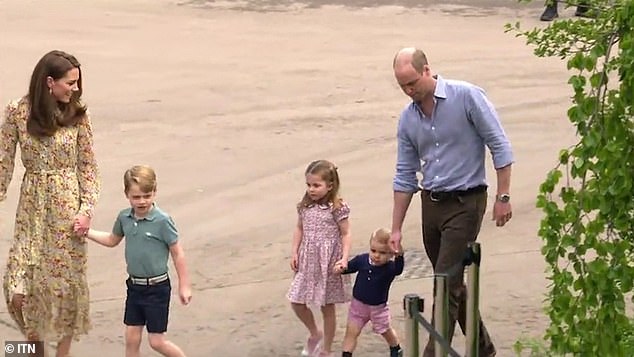 Şi ei sunt tot ca noi, în timpul liber! Te topeşti când auzi ce poreclă are prinţul William pentru Charlotte