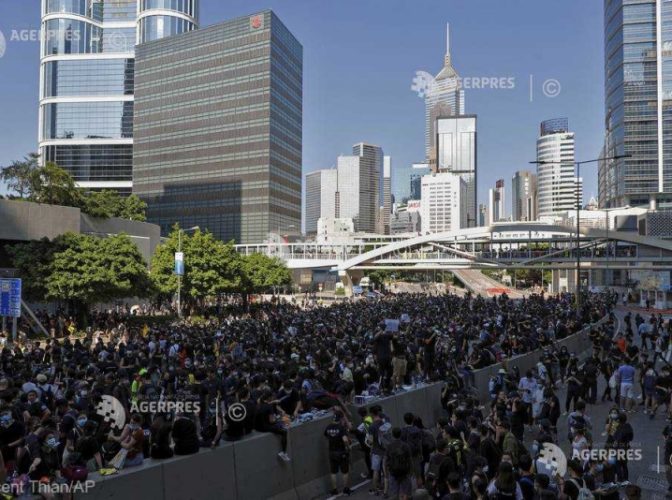 Hong Kong: Sute de avocaţi au manifestat în tăcere în sprijinul mişcării prodemocraţie