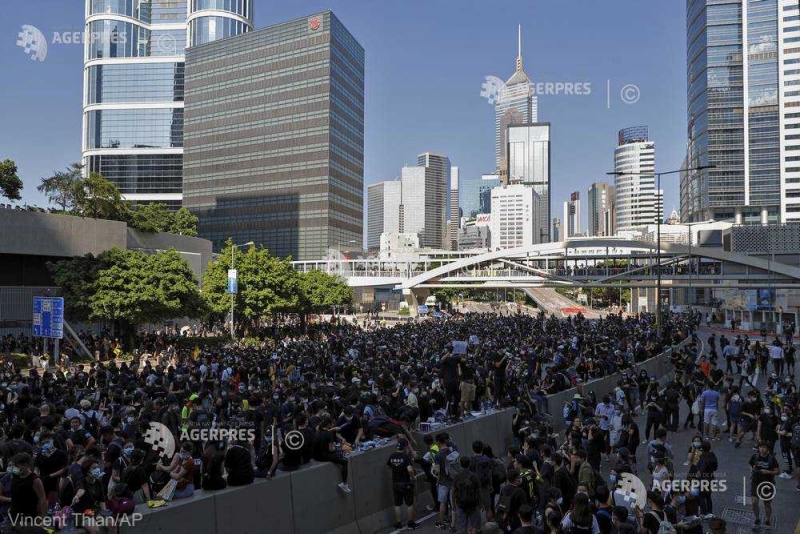 Hong Kong: Sute de avocaţi au manifestat în tăcere în sprijinul mişcării prodemocraţie