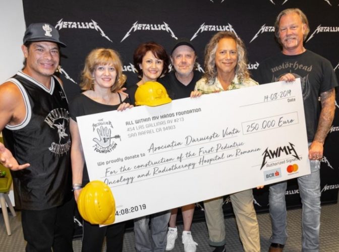 FOTO Gest SUPERB al membrilor Metallica: Au donat un sfert de milion de dolari primului spital privat de oncologie pediatrică