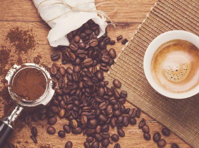 Savuraţi cafeaua în fiecare dimineaţă! Dar ştiaţi despre uimitoarele ei proprietăţi de „tratament” pentru piele? Vi le explică specialiştii
