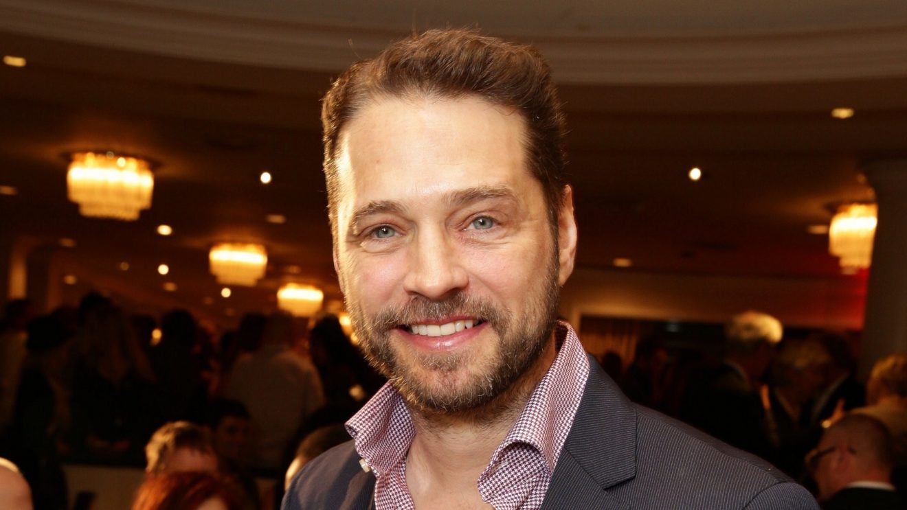 Uitați de fermecătorul Brandon! Jason Priestley și-a șocat admiratoarele, la reboot-ul după 30 de ani al celebrului serial Beverly Hills 90210