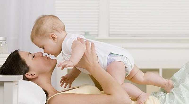 Ce trebuie 'să suporte' bărbaţii încă din scutece - Ce spune un studiu despre 'absenţa' soţilor şi partenerilor