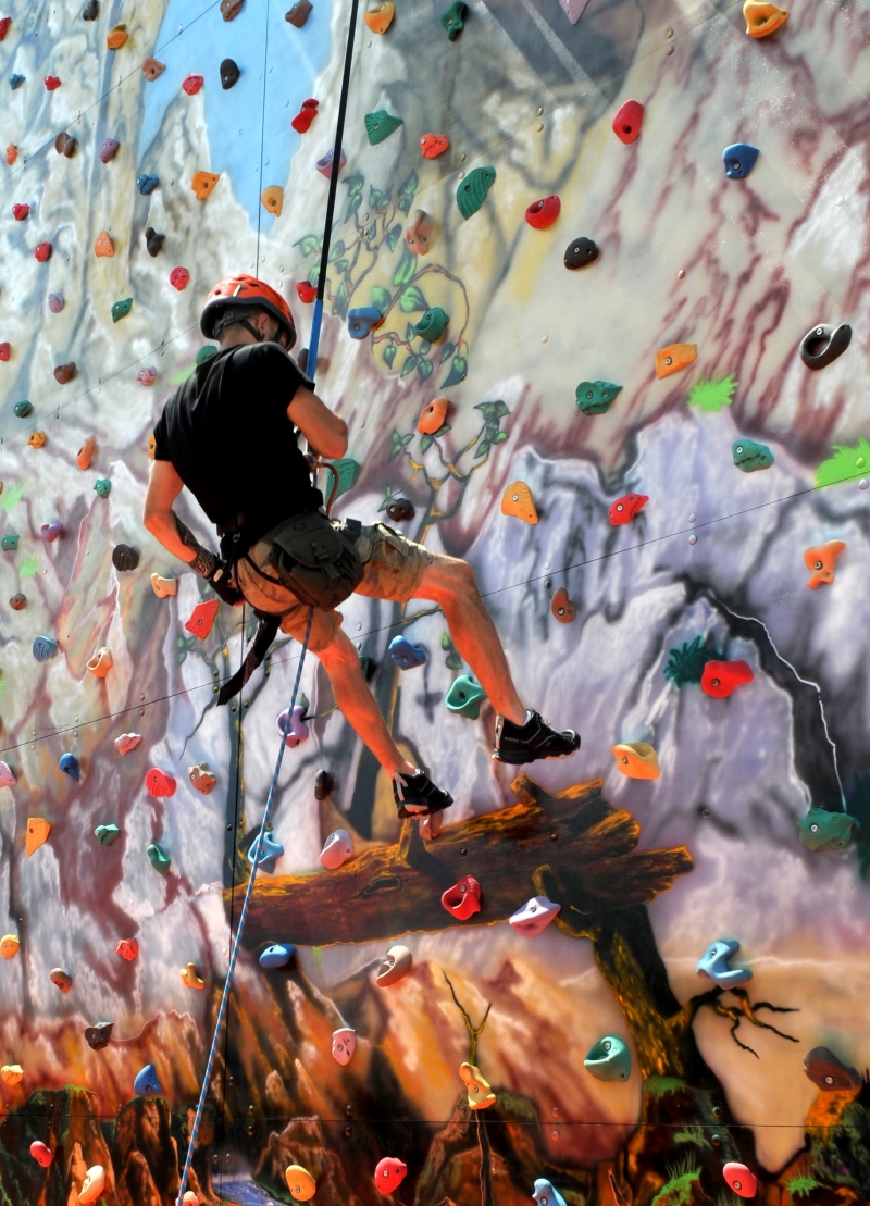 Copiii cu deficienţe de vedere au avut ocazia să testeze terapia prin escaladă