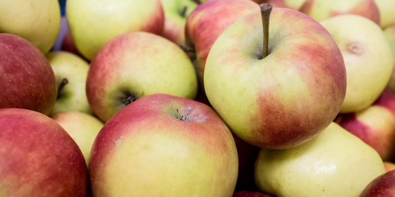 Substanța periculoasă de pe mere - avertismentul șefului ANPC: 'Este un fel de ceară care protejează antifungic şi dă şi un luciu specific'