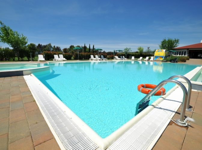 Dispută între sindicatele din educaţie din Maramureș pe tema unei investiţii într-o piscină