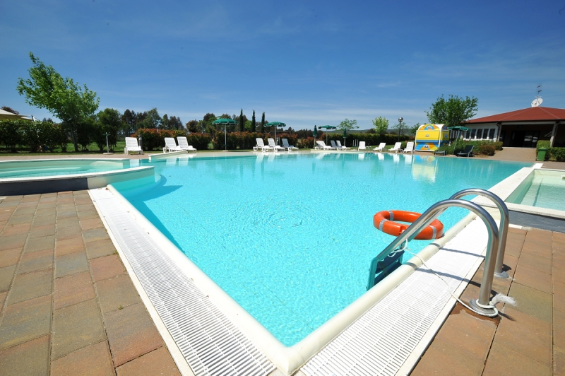 Dispută între sindicatele din educaţie din Maramureș pe tema unei investiţii într-o piscină