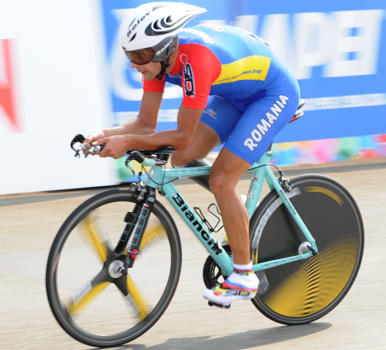 Doar cerul este limita, iar campionul paralimpic la ciclism, Eduard Novak, o dovedește din plin! Un accident i-a schimbat destinul lui Novak, campion național la… patinaj viteză