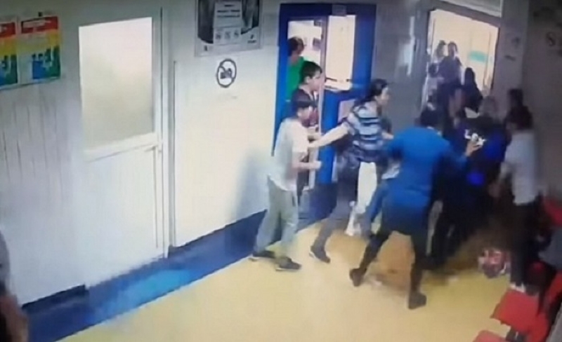 SCENE TERIBILE la Urgențe: Un pacient care se dădea german a bătut o infirmieră, medicul de gardă și un paznic