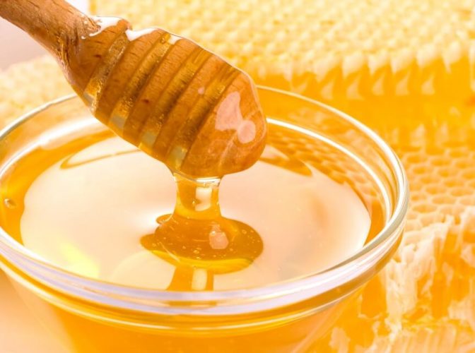 Mierea, “aurul” oferit de natură omului! Specialiştii vă dau câteva ponturi despre cum poate fi folosită pentru înfrumuseţare