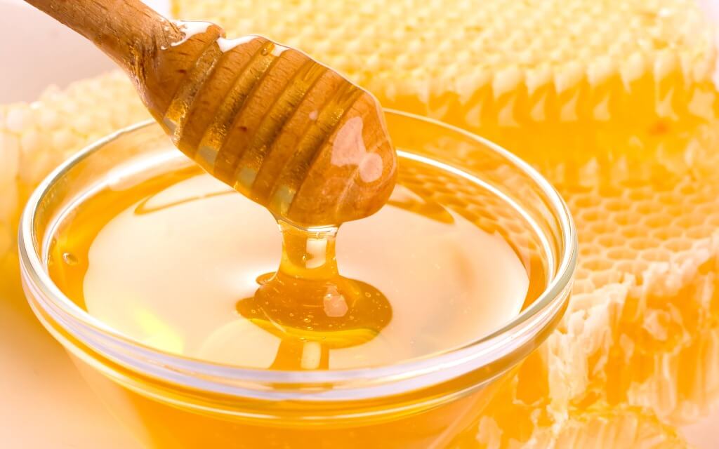 Mierea, “aurul” oferit de natură omului! Specialiştii vă dau câteva ponturi despre cum poate fi folosită pentru înfrumuseţare