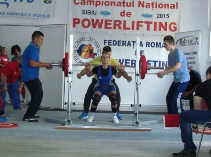 Naţionala de baschet feminin are în staff o antrenoare şcolită la înalt nivel. Miruna Crasnic este însă şi un personaj aparte: e campioana la powerlifting şi la… tatuaje