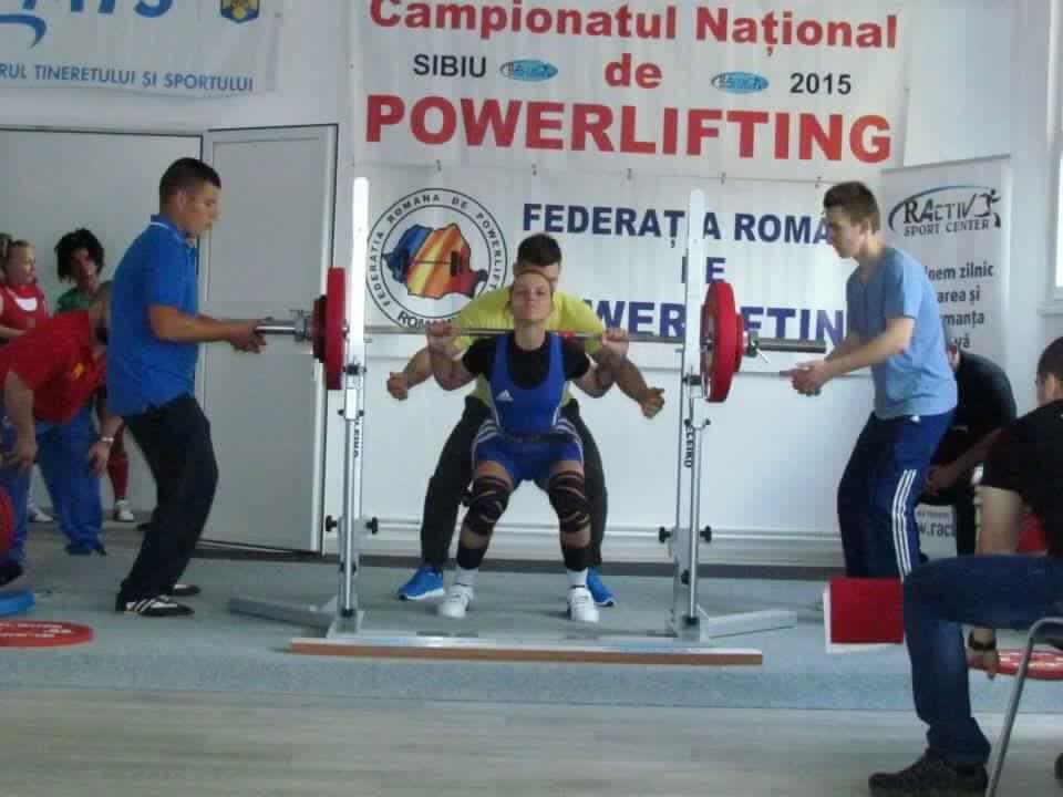 Naţionala de baschet feminin are în staff o antrenoare şcolită la înalt nivel. Miruna Crasnic este însă şi un personaj aparte: e campioana la powerlifting şi la… tatuaje