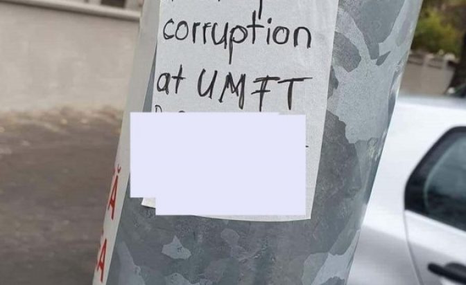 RUȘINOS Mesaje cu stop corruption, LIPITE la UMF Timișoara: studenții se plâng că nu pot promova fără ȘPĂGI