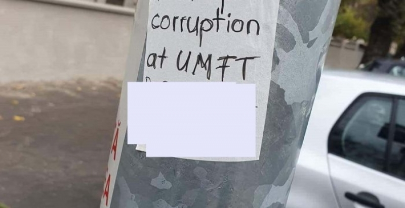 RUȘINOS Mesaje cu stop corruption, LIPITE la UMF Timișoara: studenții se plâng că nu pot promova fără ȘPĂGI